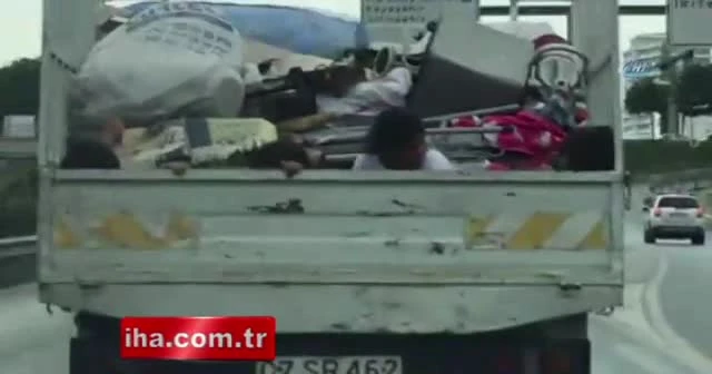 Kamyonet kasasında tehlikeli yolculuk