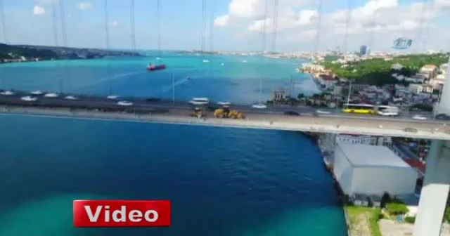 Köprüde işçiler halay çekerek eğlendi