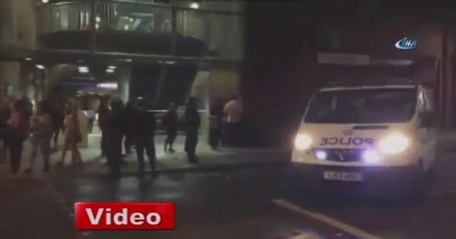 Londra'da minibüs kalabalığa daldı