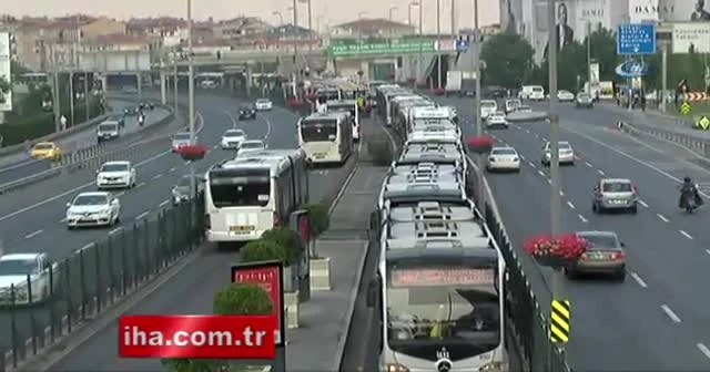 Metrobüs arızalandı vatandaş yaya kaldı