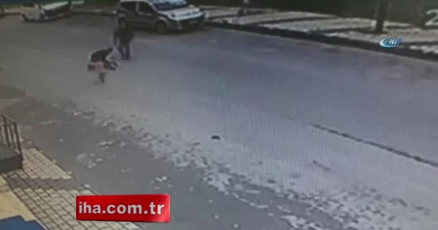 Motosiket sürücüsü küçük çocuğa çarpıp böyle kaçtı