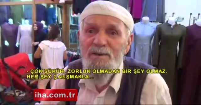 Mustafa dede ekmeğini pamuk şekerden çıkarıyor