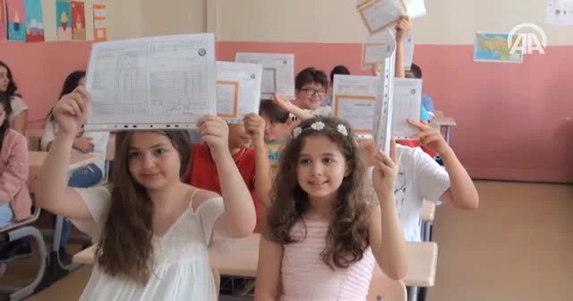 Öğrenciler karnelerini aldı