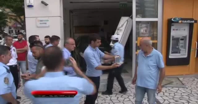 Otomobil bankaya girdi: 2 yaralı
