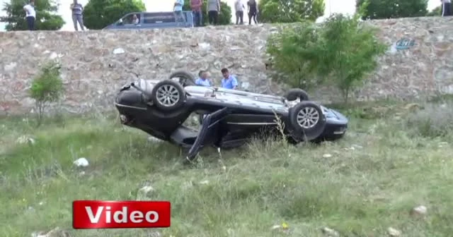 Otomobil istinat duvarından uçtu: 2 yaralı