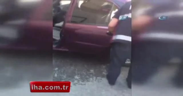 Otomobilin motor kısmına giren yılanı itfaiye ekipleri çıkardı