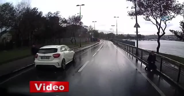 Otomobilin yayaya çarpma anı kamerada
