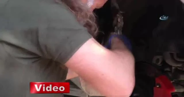 Polis ipi çektikçe spor otomobilden uyuşturucu fışkırdı