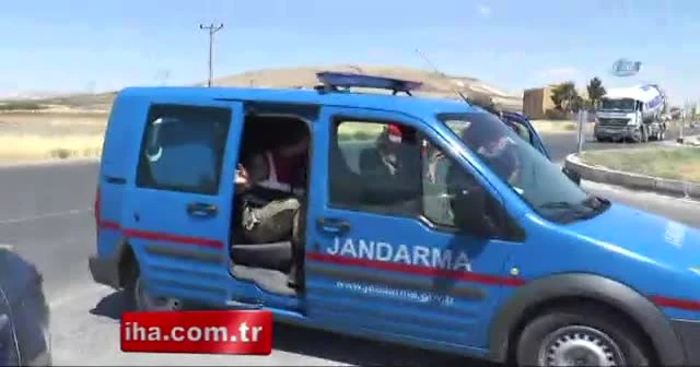Polisten kaçıp çatışmaya giren otomobilin bagajından çıkanlar şoke etti