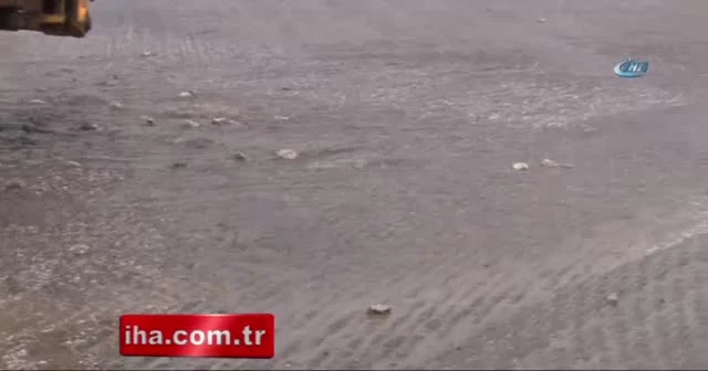 Şebeke borusu patladı, su metrelerce havaya fışkırdı
