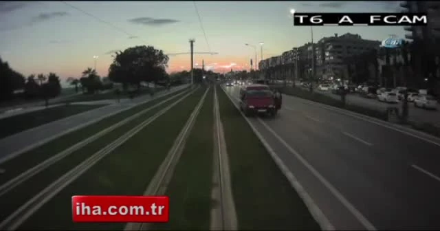 Sosyal medyanın gündemine oturan olay tramvay kamerasında