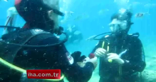 Su altında sürpriz evlilik teklifi