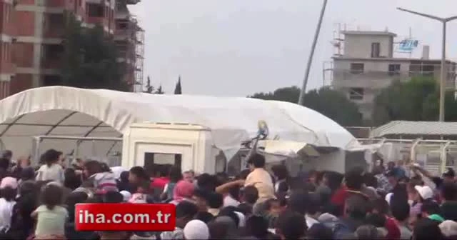 Suriyeliler sınır kapısında izdiham oluşturdu