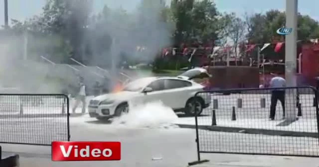 Taksim'de lüks bir cip alev alev yandı