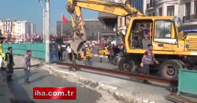 Taksim’de nostaljik tramvayın rayları döşenmeye başlandı