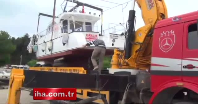 Tekne üst geçide sıkıştı