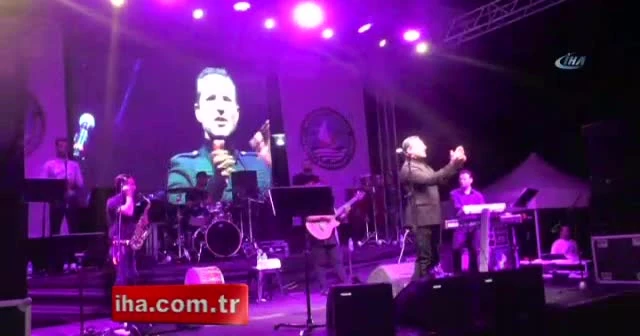 Ünlü şarkıcı sahnede bayramları karıştırdı