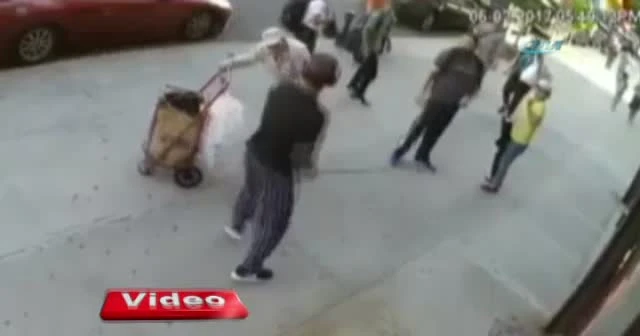 Yaşlı adama acımasızca vurdu!