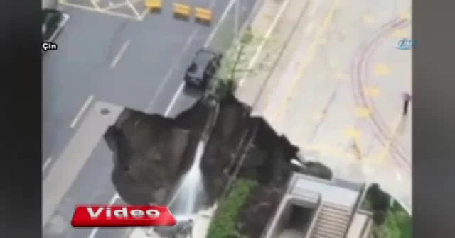 Yol çöktü: Devasa çukur araç ve ağaçları yuttu