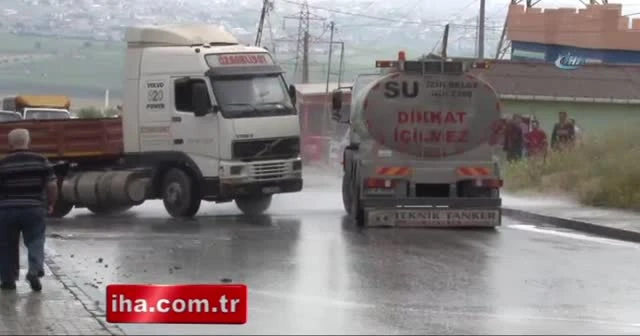 Yola yağ döküldü, araçlar mahsur kaldı