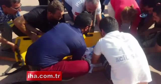 Yoldan karşıya geçen iki kıza otomobil çarptı