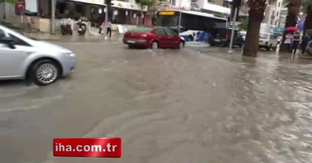 Yollar göle döndü, iş yerlerini su bastı