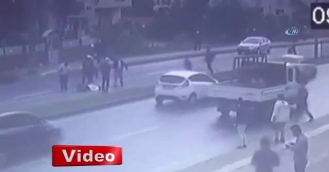 Yolun karşısına geçmeye çalışırken otomobil böyle çarptı