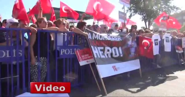‘Hero’ tişörtüne ‘Traitor’ tişörtü ile karşılık verdiler