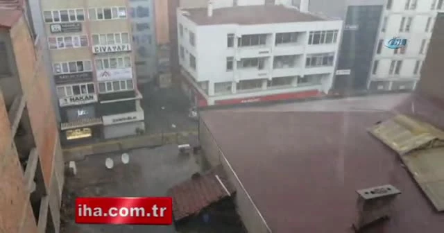 10 dakikalık yağmur yolları göle çevirdi