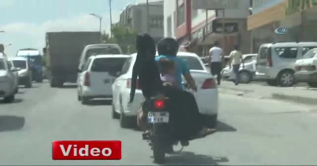 3 kişilik ailenin tehlikeli motosiklet yolculuğu