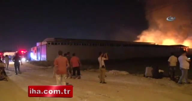 Adana’da mobilya atölyesi alevlere teslim oldu