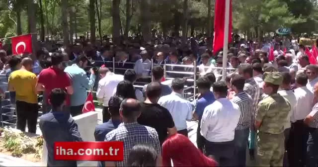 Bakan Elvan, Ömer Halisdemir'in kabrini ziyaret etti