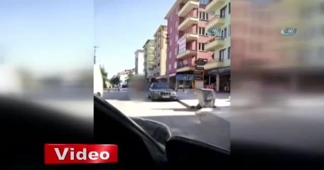 Caddede çıplak yürüyünce gözaltına alındı