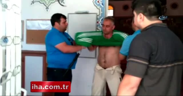 Camide namaz kıldıran imama ve cemaate saldırdı