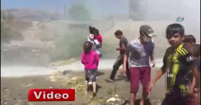 Çocuklar tazyikli suyla serinledi