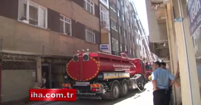 Elazığ'da bir evin çatısı yandı
