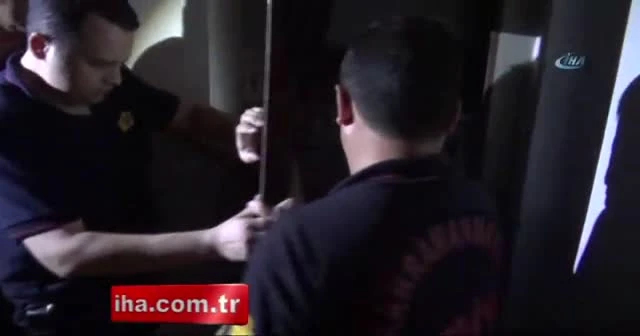 Elektrikler gitti asansörde mahsur kaldı