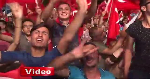 Erdoğan’ın taklidini yapan fenomen demokrasi nöbetinde