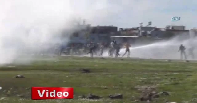 Erkeklerle birlikte polise taş yağdırdı, ev hapsi cezası aldı