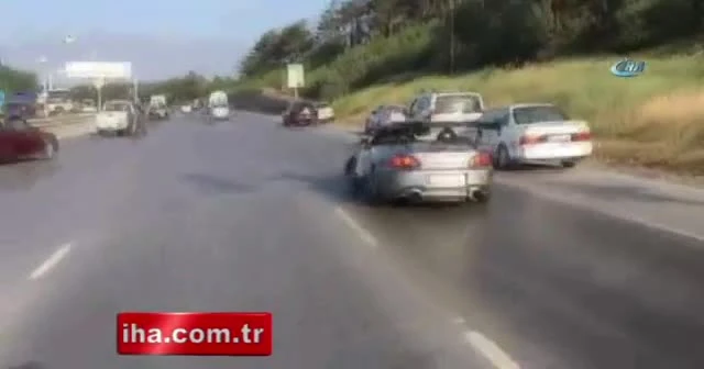 Gelin arabasının önünü kesip drift yapan maganda kamerada