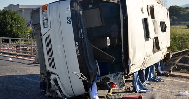 İşçi servisi otomobille çarpıştı: 2'si ağır 19 yaralı