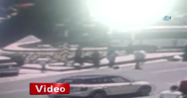 İstanbul’da feci motosiklet kazası kamerada
