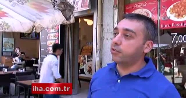 Kadıköy'de dev ağaç insanların üzerine devrildi