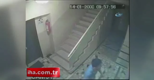 Kamerayı gören hırsız şaşkına döndü