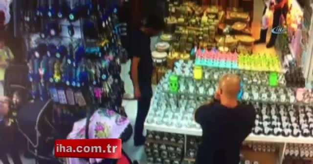Kaşla göz arasında bebek arabasındaki çantayı çaldılar