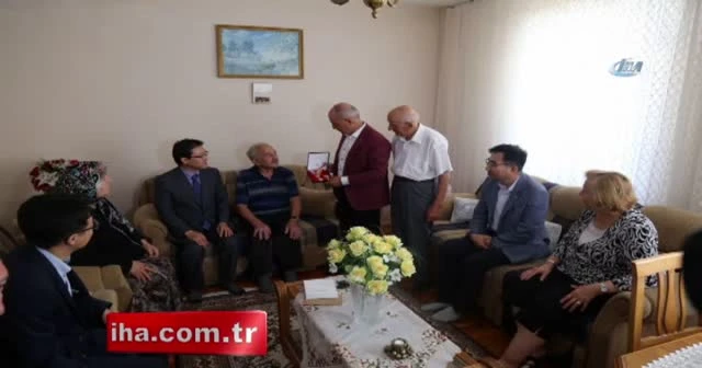 Korelilerin, Kore gazisinin ziyareti sırasında çekilen fotoğraf gözleri yaşarttı