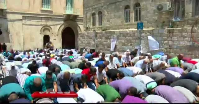 Kudüs’te öğle namazı kılındı