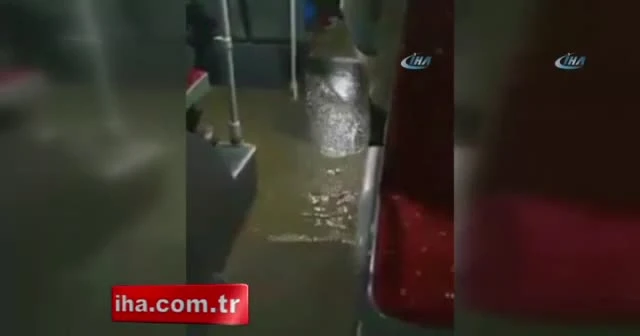 Metrobüsün içini sular bastı, yolcular zor anlar yaşadı