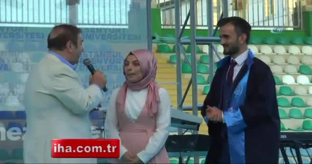 Mezuniyet törenine damga vuran evlenme teklifi