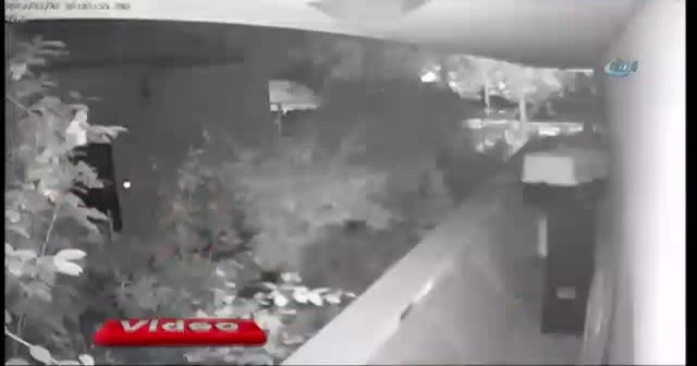 Milas’ta deprem anı iş yeri kameralarına yansıdı